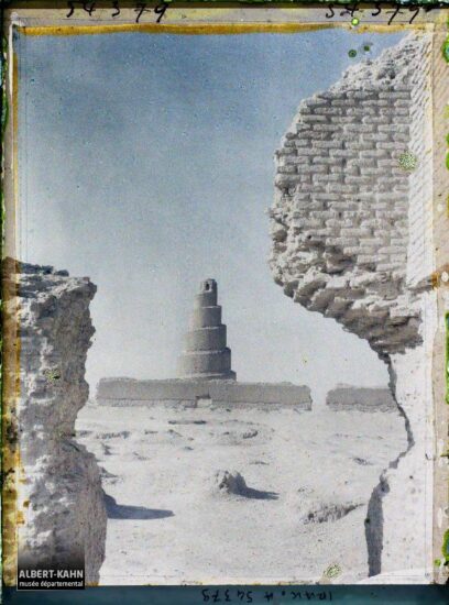 Frédéric Gadmer. Irak, Samarra, Le minaret de la Malouya à travers une brèche du mur d'icelle