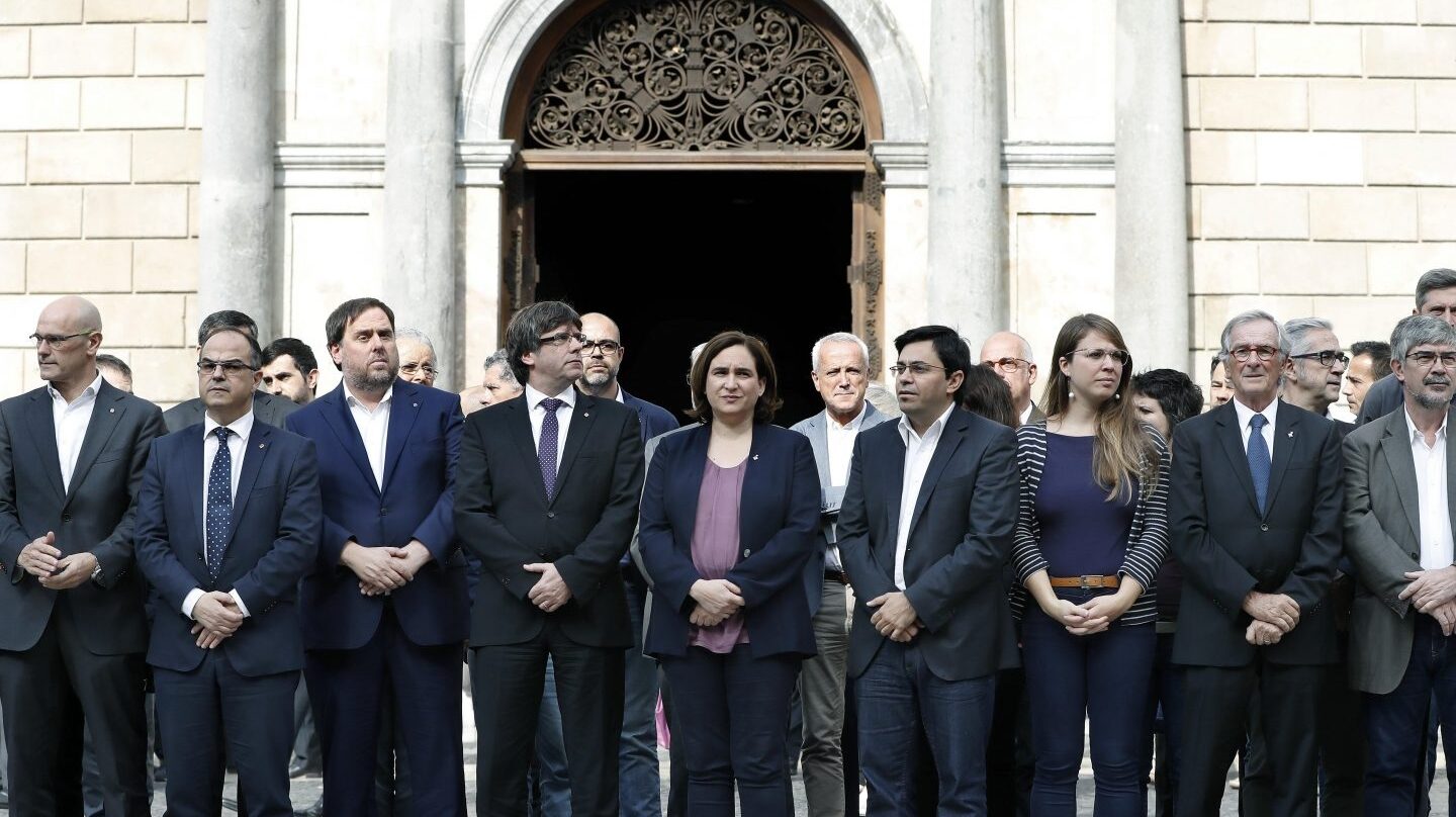 Puigdemont y Colau, en la concentración a las puertas de la Generalitat.