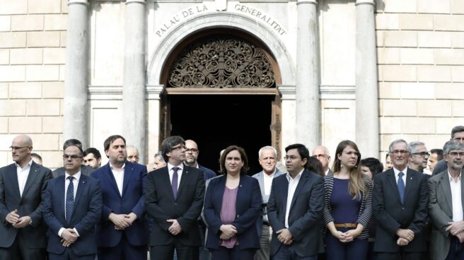 Puigdemont y Colau, en la concentración a las puertas de la Generalitat.
