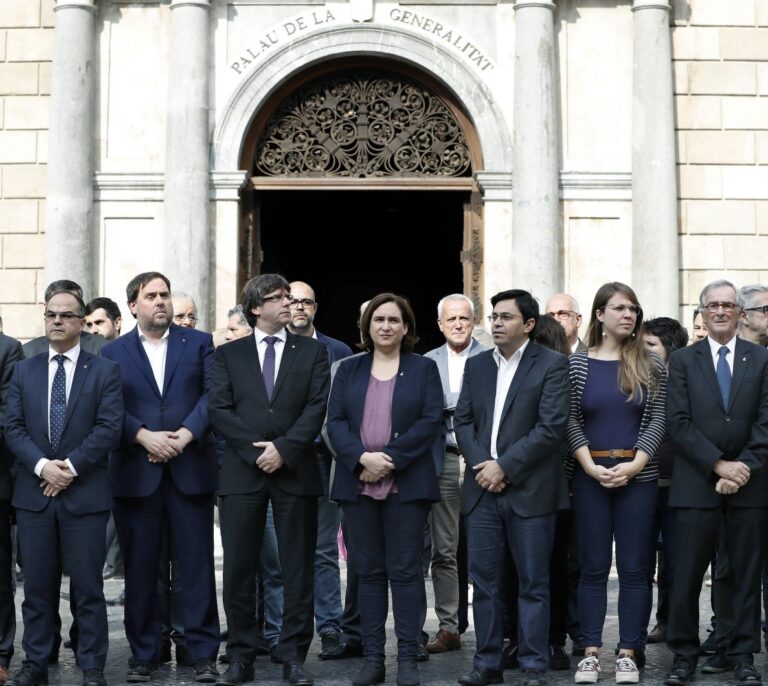 Colau para la actividad en el Ayuntamiento de Barcelona por la detención de Sànchez y Cuixart