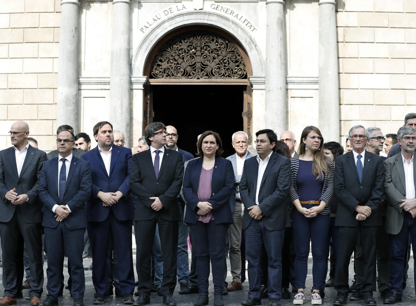 Puigdemont y Colau, en la concentración a las puertas de la Generalitat.