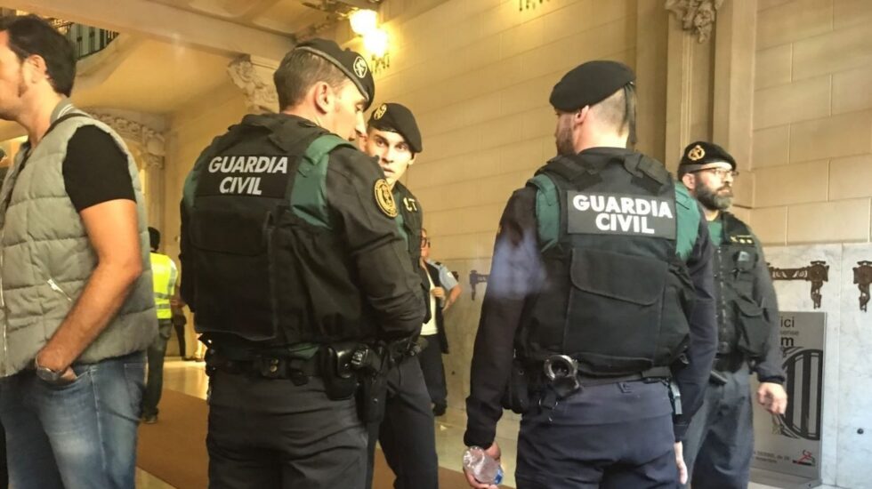 Guardias civiles, en el registro a la Consejería de Economía y Hacienda el pasado 20 de septiembre.