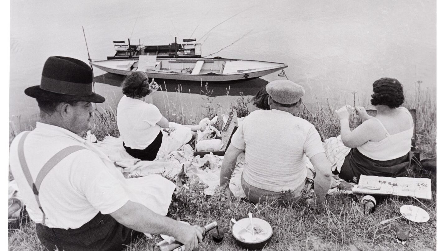 Henri Cartier-Bresson, En la orilla del Marne, Francia.