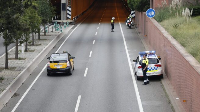 La ronda del Litoral de Barcelona permanece cortada por la huelga.