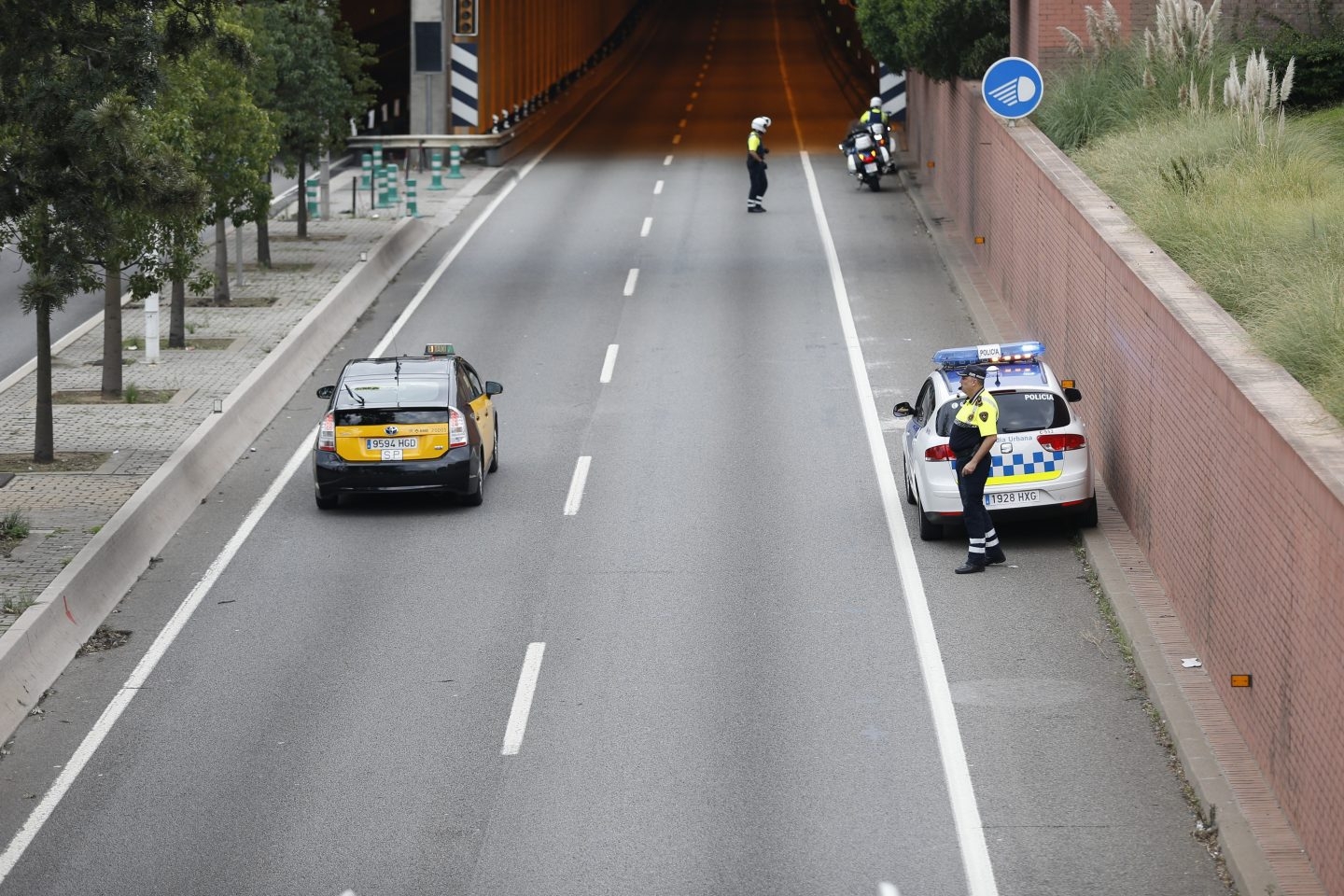 La ronda del Litoral de Barcelona permanece cortada por la huelga.