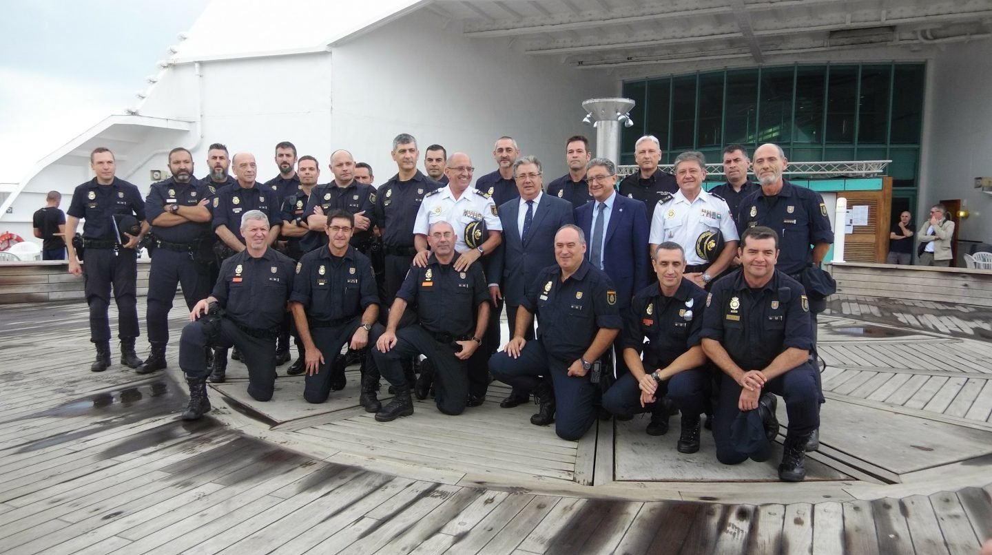 El ministro Zoido, durante la visita a los policías alojados en uno de los barcos en el puerto de Barcelona.