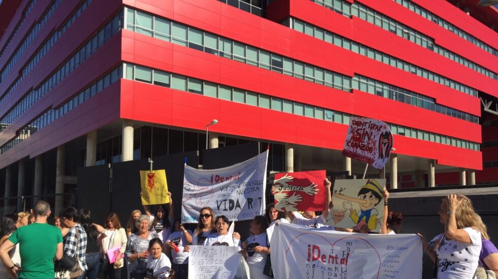 Un grupo de afectados se manifiesta frente a la clínica de iDental en Rivas (Madrid).