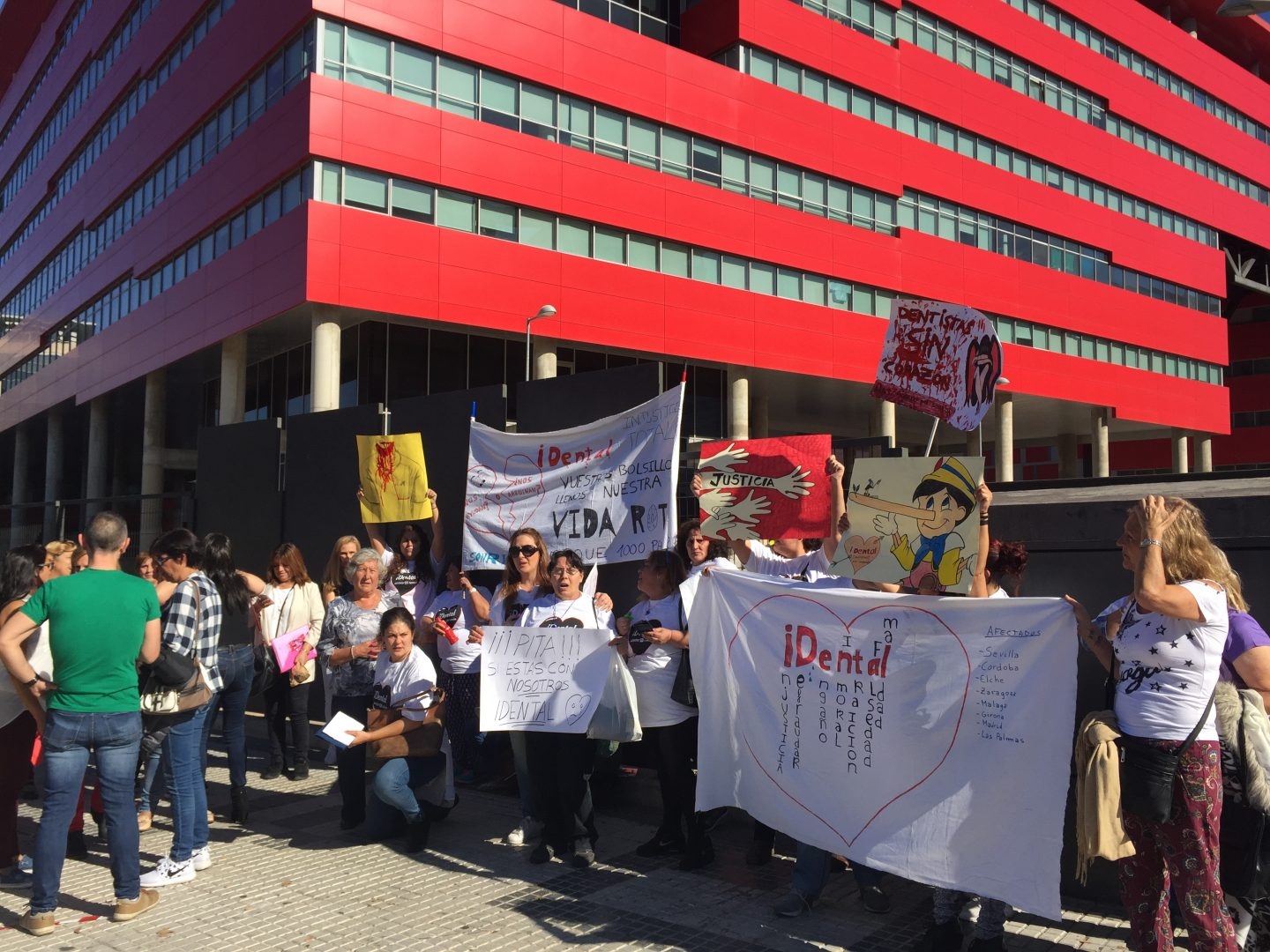 Un grupo de afectados se manifiesta frente a la clínica de iDental en Rivas (Madrid).