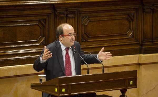 Iceta pide a Puigdemont que reciba a la oposición antes de responder a Rajoy, dado que el Parlament no se reúne