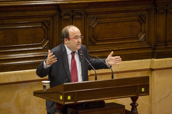 Iceta pide a Puigdemont que reciba a la oposición antes de responder a Rajoy, dado que el Parlament no se reúne