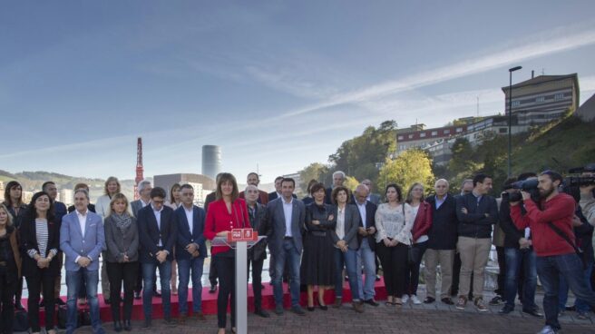 La secretaria general del PSE, Idoia Mendia, junto a cargos del partido en Euskadi, durante el acto celebrado hoy en Bilbao. La secretaria general del PSE, Idoia Mendia, junto a cargos del partido en Euskadi, durante el acto celebrado hoy en Bilbao.