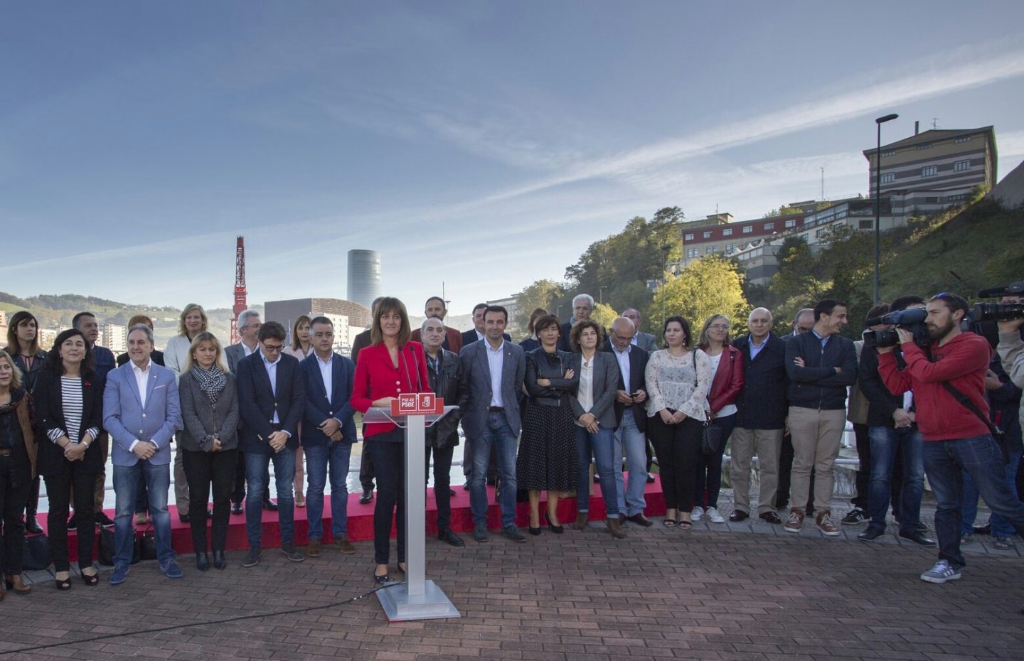 La secretaria general del PSE, Idoia Mendia, junto a cargos del partido en Euskadi, durante el acto celebrado hoy en Bilbao.