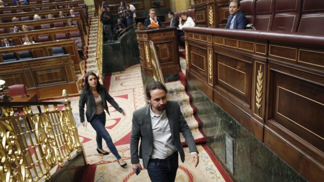Pablo Iglesias e Irene Montero salen del hemiciclo del Congreso.