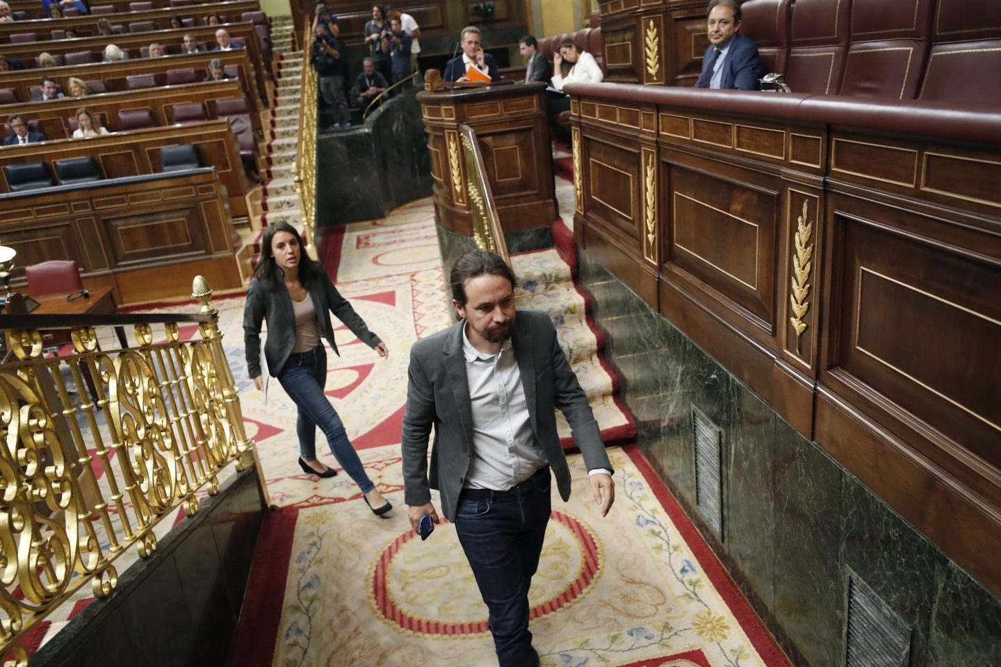 Pablo Iglesias e Irene Montero salen del hemiciclo del Congreso.