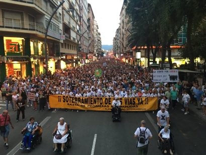 Multitudinaria manifestación en octubre en la Gran Vía de Murcia contra el muro del AVE.