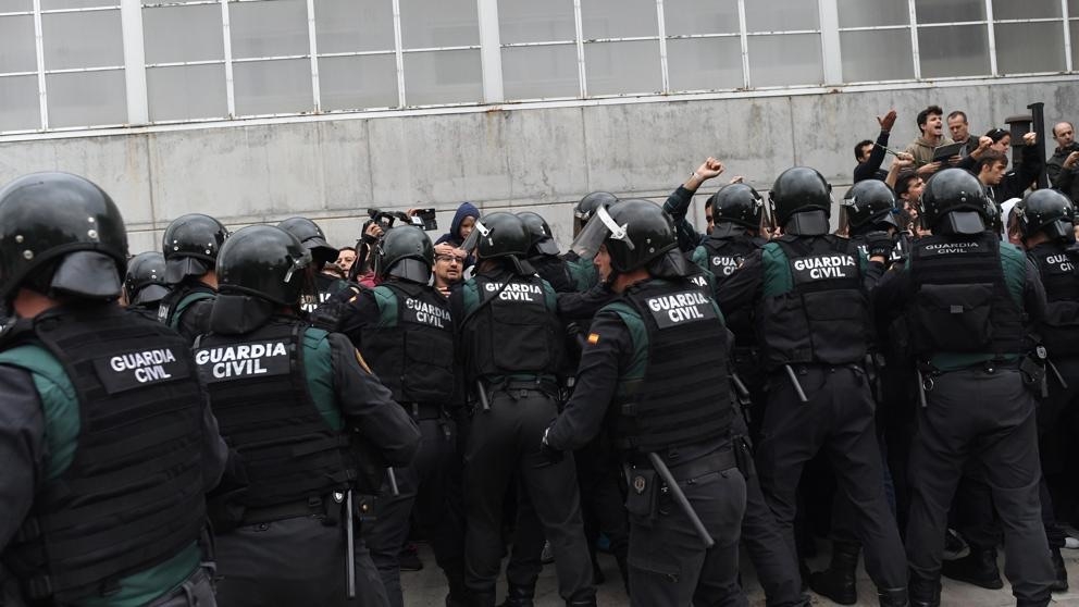 La policía interviniendo en Sant Julià de Ramis (Girona).