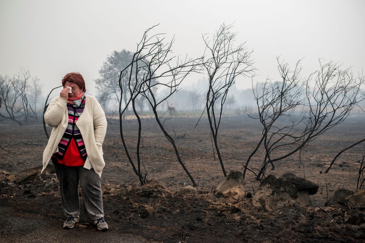 Incendio en Galicia: una mujer llora en Abelenda das Penas (Carballeda de Avia).