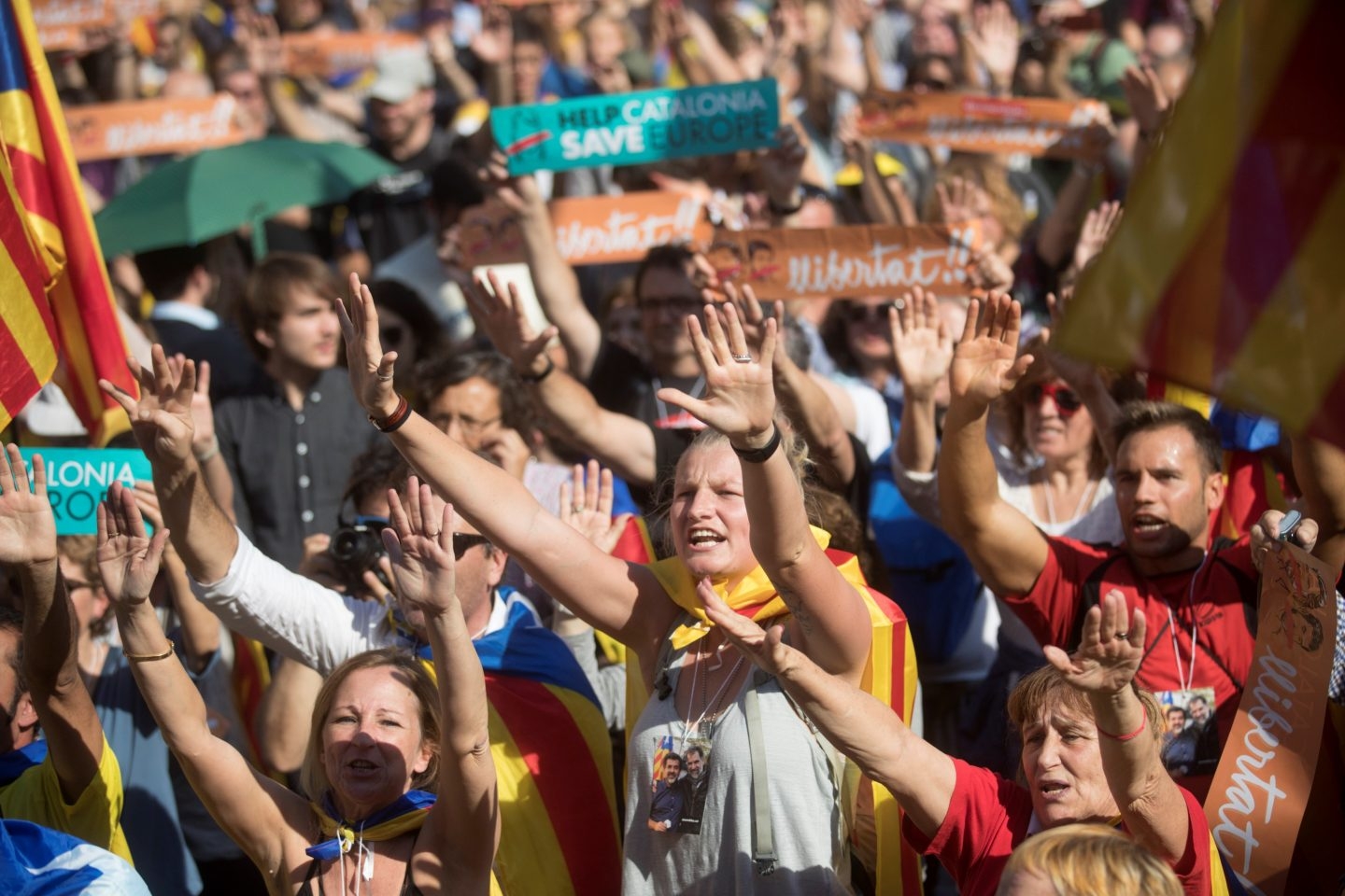 Independentistas a las puertas del Parlament.