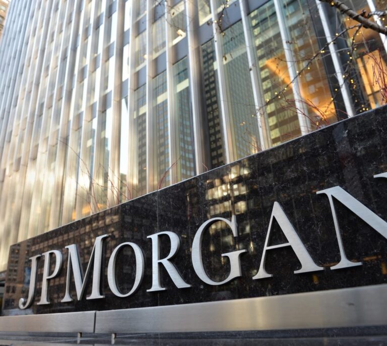 JP Morgan advierte de una caída significativa en las inversiones y el turismo en Cataluña
