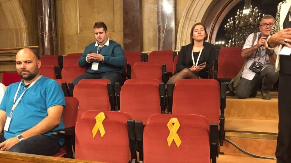 Sillas vacías de los Jordis en el Parlament.