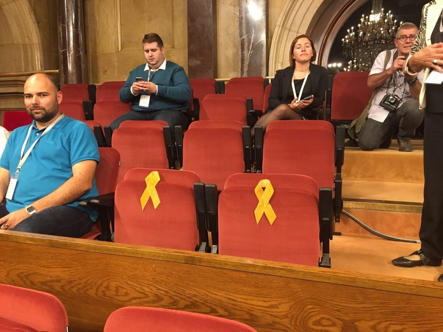 Sillas vacías de los Jordis en el Parlament.