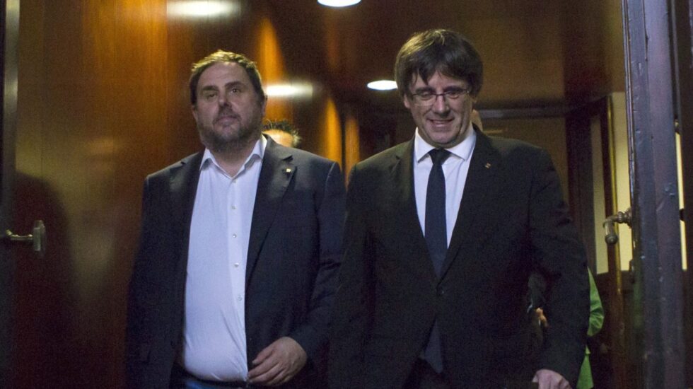 Oriol Junqueras y Carles Puigdemont, en el 'Parlament' de Cataluña.