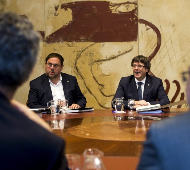 Junqueras presiona a Puigdemont para convocar elecciones ante la fuga de empresas