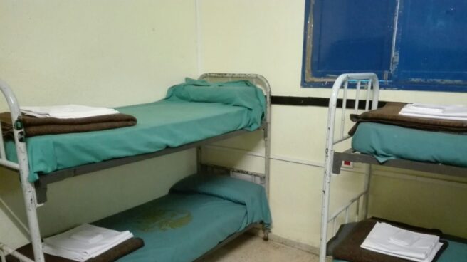 Los guardias civiles expulsados de Calella, realojados en un cuartel en condiciones lamentables Literas en las instalaciones militares en las que han sido realojados los guardias civiles expulsados del hotel de Calella.