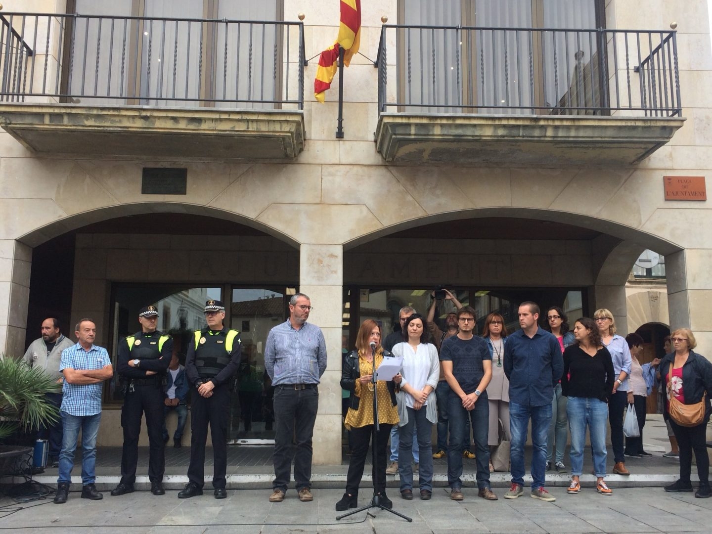 La alcaldesa de Calella, Montserrat Candini, leyendo un comunicado.