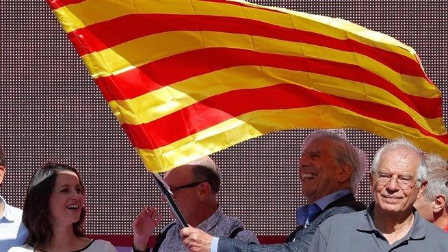 Del "cava catalán" a la "conjura golpista": las frases de Borrell y Vargas Llosa en Barcelona