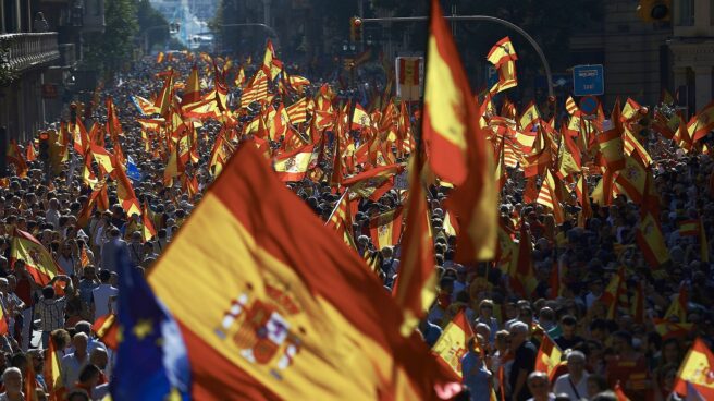Miles de banderas Miles de banderas en Barcelona durante la manifestación contra la independencia.