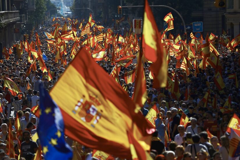 Miles de banderas en Barcelona durante la manifestación contra la independencia.