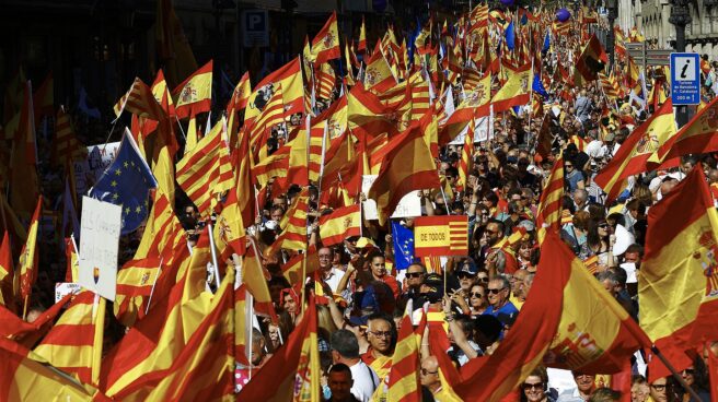 Cataluña, España, Europa Cientos de banderas de España, Cataluña y la Unión Europea durante la manifestación celebrada en Barcelona el pasado 8 de octubre.
