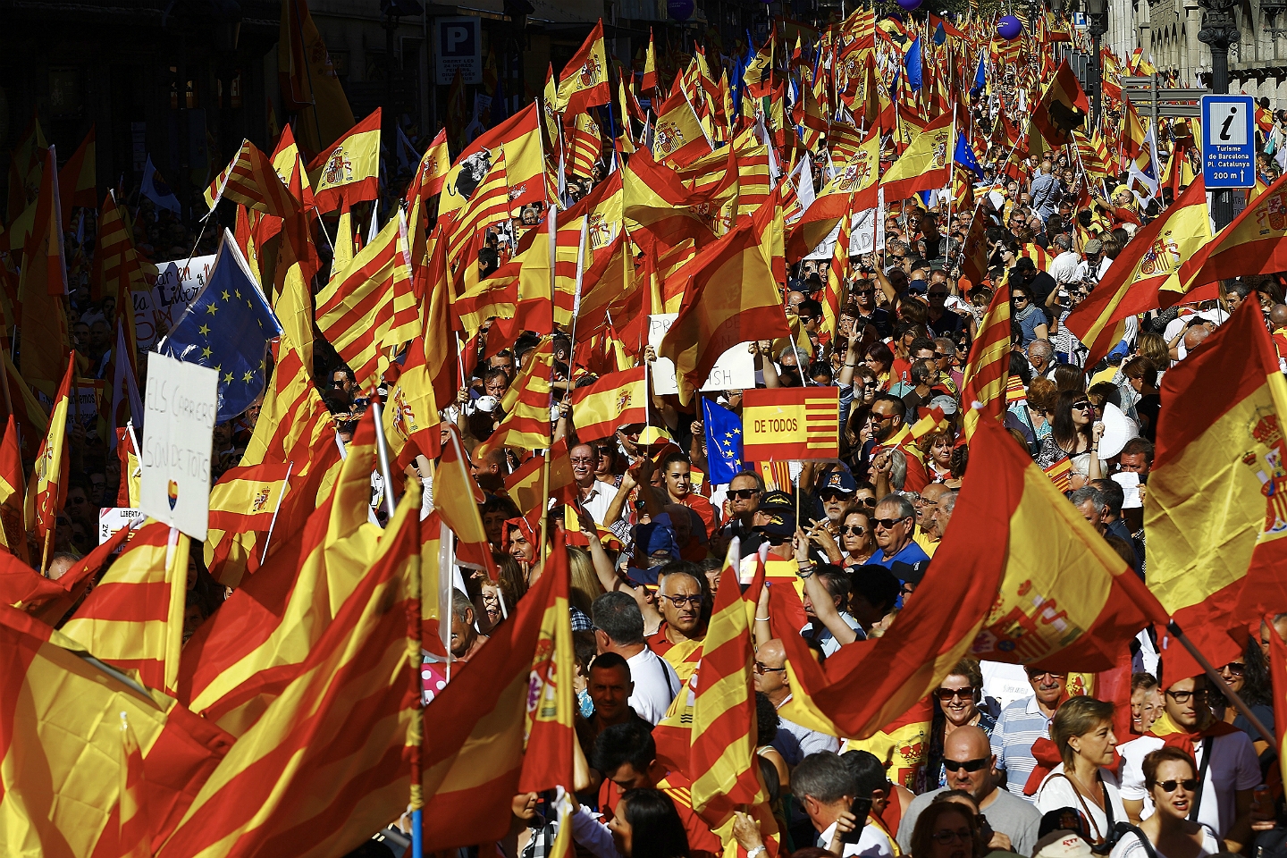 Cientos de banderas de España, Cataluña y la Unión Europea durante la manifestación celebrada en Barcelona el pasado 8 de octubre.