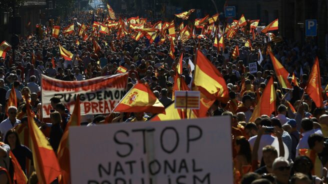 No al nacionalismo y al populismo Una de las pancartas de la manifestación de este domingo en Barcelona.