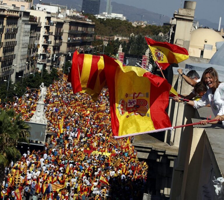 El PP quiere volver a llenar los balcones de banderas de España por el 12-O