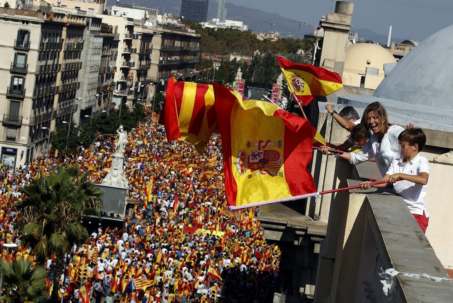 El PP quiere volver a llenar los balcones de banderas de España por el 12-O