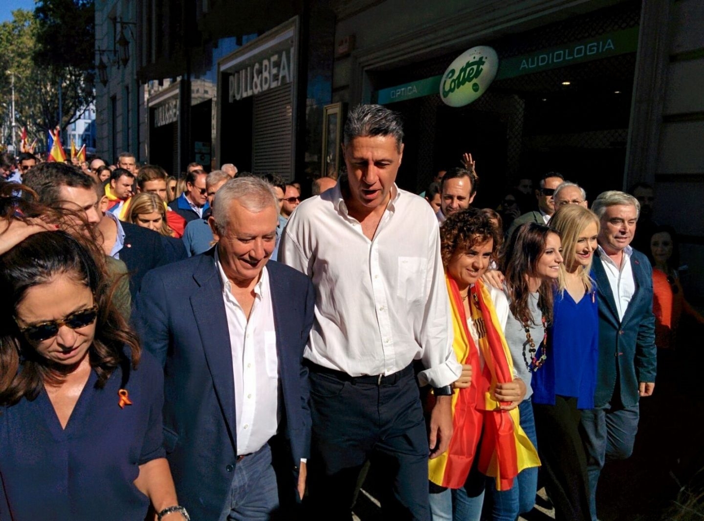 Manifestación 8-O: Arenas, Albio, Montserrat, Levy, Cifuentes y Bauzá en Barcelona.