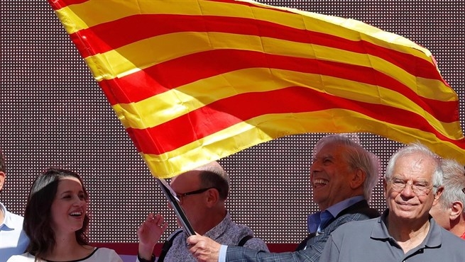 Inés Arrimadas, Mario Vargas Llosa y Josep Borrell, al finalizar la manifestación de Barcelona por la unidad.