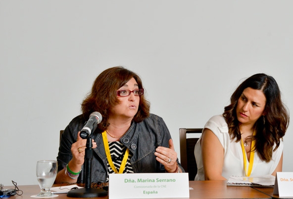 Marina Serrano, nueva presidenta de la patronal eléctrica Unesa, en una conferencia cuando era vocal de la CNE.