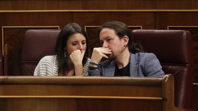 Irene Montero y Pablo Iglesias conversan en el escaño.