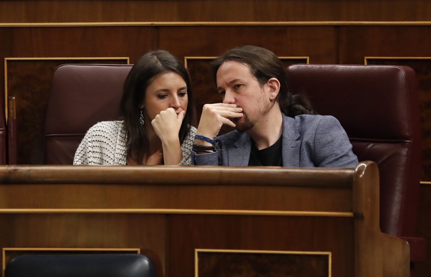 Irene Montero y Pablo Iglesias conversan en el escaño.