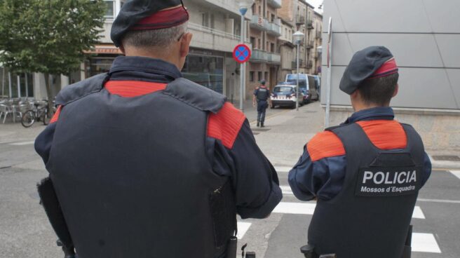 Un sindicato de mandos de los Mossos reconoce "directrices políticas" el 1-O Dos agentes de los Mossos d'Esquadra, en un servicio.