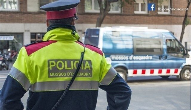 Mossos se suman a las peticiones a Interior y reclaman 150 millones para ayudas Imagen de un Mosso d'Esquadra durante un servicio.