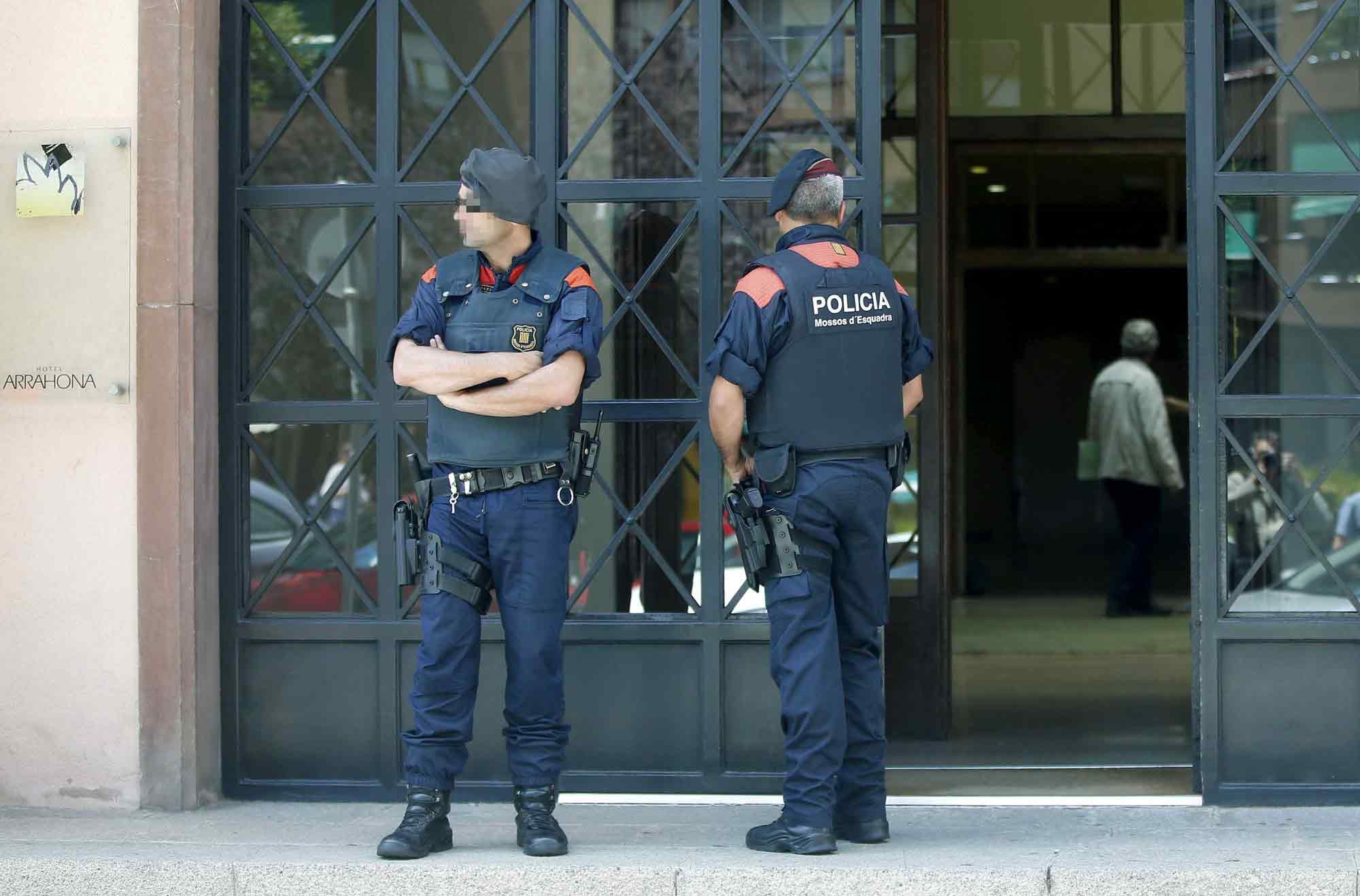 La Guardia Civil registra comisarías de los Mossos en busca de grabaciones del 1-O