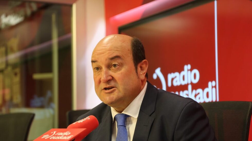 El presidente del PNV, Andoni Ortuzar, durante la entrevista en la radio pública vasca.