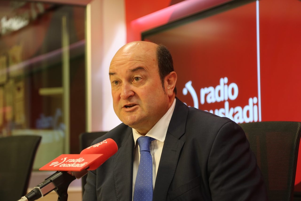 El presidente del PNV, Andoni Ortuzar, durante la entrevista en la radio pública vasca.