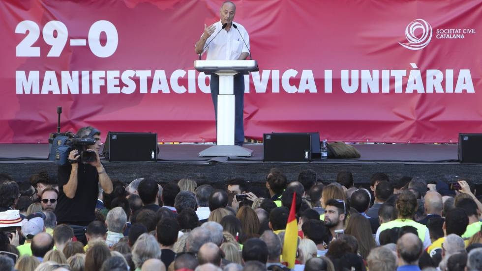Paco Frutos, ex secretario del PCE, se dirige al público en la manifestación por la unidad del domingo.