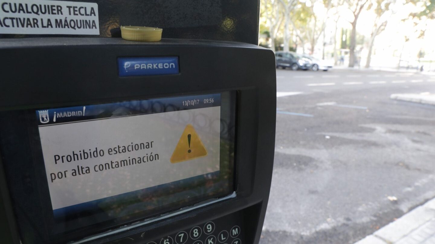 Prohibición de aparcar en un parquímetro de Madrid por alta contaminación.