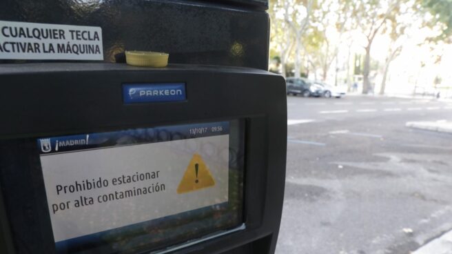 Prohibición de aparcar en un parquímetro de Madrid por alta contaminación. Prohibición de aparcar en un parquímetro de Madrid por alta contaminación.